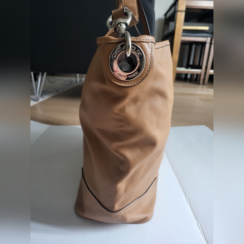 Coach Hadley Duffle Bag . - Picture 5 of 16